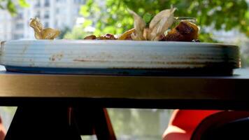 panoramique en haut sur bien à manger cuisine fabriqué de grillé canard Sein avec en purée patates dans une assiette sur restaurant table dans le ville dans lumière du jour video