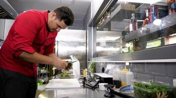 professioneel koken in restaurant keuken snijdend avocado voor salade video