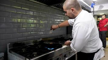 cocinero Cocinando Mariscos con abierto fuego en restaurante cocina. Perfecto 4k imágenes para tu comida promoción video