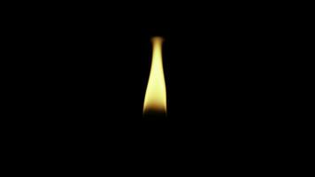 Kerze Flammen auf schwarz Hintergrund video