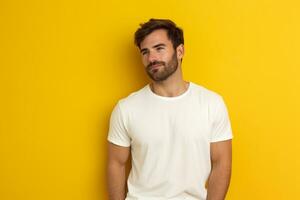 ai generado un hombre en un blanco camiseta es en pie en frente de un amarillo fondo, generativo ai foto