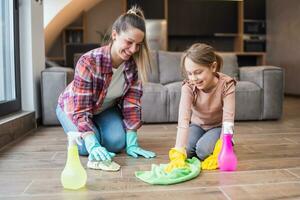 contento hija y madre limpieza casa juntos foto