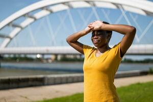 joven mujer disfruta hacer ejercicio Tai chi al aire libre foto