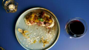 oben Aussicht Zoomen im auf gesund und köstlich gegrillt gebraten Ente Fleisch auf ein Teller auf Restaurant Tabelle video
