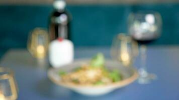 Zoomen im auf Teller mit gegrillt Hähnchen Brust mit Salat auf Restaurant Tabelle video