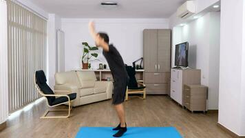 atletico uomo esercizio a casa. sport nel il Casa video