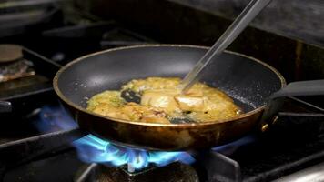 Cocinando foie gras en estufa en restaurante cocina video