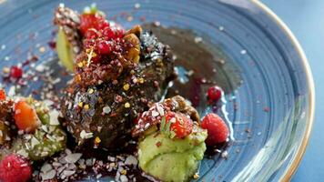 köstlich und gesund gegrillt Rindfleisch Steak mit Süss Beeren auf ein Teller video