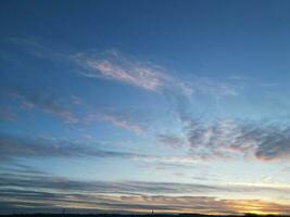 alto ángulo imágenes de vistoso cielo y nubes terminado Inglaterra durante puesta de sol foto