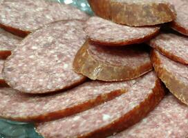 salchicha plato cerca vista, rebanado carne para cena foto