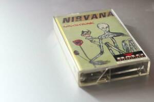 bangkok, Tailandia - 22 enero 2022 nirvana álbum incesticidio 90s casete cinta en gris antecedentes. foto