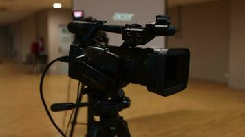 profesional vídeo cámara en trípode video
