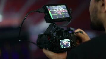 persoon filmen met een dslr camera video