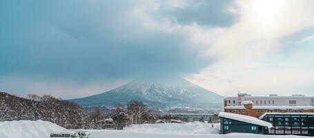 hermosa Yotei montaña con nieve en invierno temporada a niseko. punto de referencia y popular para esquí y Snowboarding turistas atracciones en Hokkaidō, Japón. viaje y vacaciones concepto foto