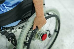 asiático mayor mujer paciente en eléctrico silla de ruedas, sano fuerte médico concepto. foto