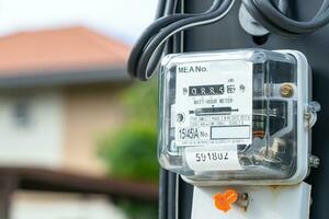 Medidor de potencia eléctrica para medir el costo de energía en el hogar y la oficina. foto