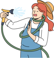 klumpig kvinna med trädgård slang av misstag sprayer själv med vatten medan vattning bakgård gräsmatta png