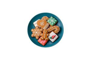 hermosa delicioso dulce invierno Navidad pan de jengibre galletas en un gris texturizado antecedentes foto