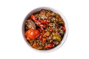 calentar ensalada con ternera, Tomates, pimientos, calabacín, sésamo, sal, especias y hierbas foto