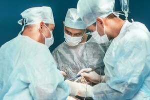 equipo de cirujanos haciendo operación en hospital foto