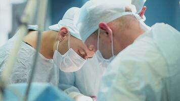 equipo de cirujanos haciendo operación en hospital foto