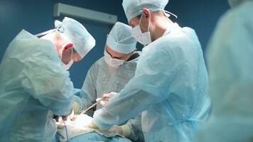 un muy calificado equipo de cirujanos realiza un complejo operación a eliminar un pancreático quiste utilizando médico instrumentos foto