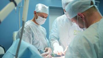 un equipo de cirujanos realizado un exitoso operación, puntadas y puntadas arriba el herida. foto