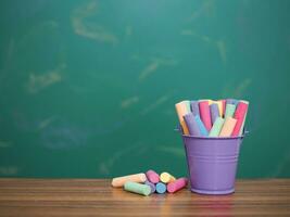 multicolor tiza en de madera con respaldo para educación antecedentes foto