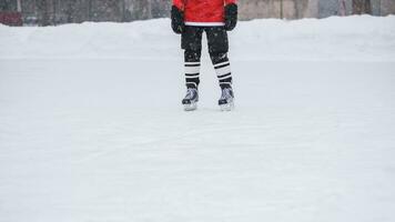 hockey patines en pie en hielo con hockey palo foto