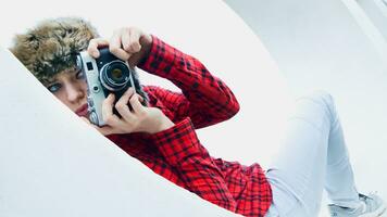 mujer fotografiado retro cámara en el ciudad foto