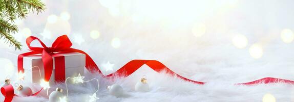 Navidad saludo tarjeta o bandera diseño con Días festivos regalo caja y Navidad decoración en blanco antecedentes. marco frontera con Copiar espacio foto