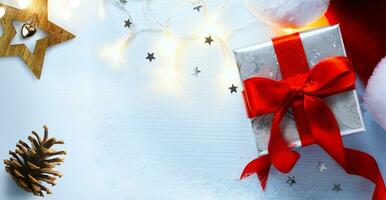 Navidad saludo tarjeta o bandera antecedentes con regalo caja y sombrero de Papa Noel noel Copiar espacio foto