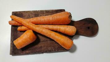 zanahorias en un plato para Cocinando son sano y zanahorias Contiene vitamina un foto