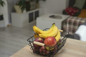 Fruta cesta para sano bocadillo bananas y manzanas foto