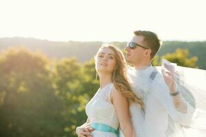 el novia y novio son fotografiado en el naturaleza foto