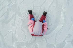 pequeño bebé se sienta en hielo en invierno foto