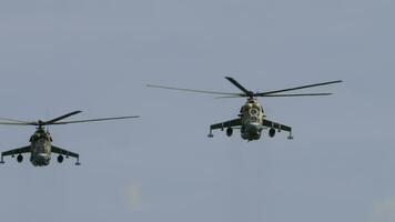 militaire des hélicoptères en volant dans ciel performant manifestation vol, l'armée de l'air, copie espace. groupe combat hélicoptères, voltige équipe effectue vol à air spectacle video