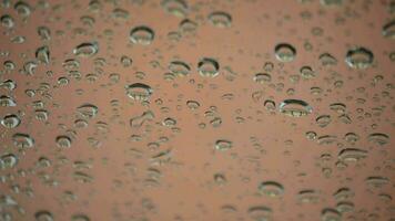 gotas de lluvia corredizo en un ventana un lloviendo día video