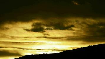 dourado nuvens às nascer do sol dentro a montanha video