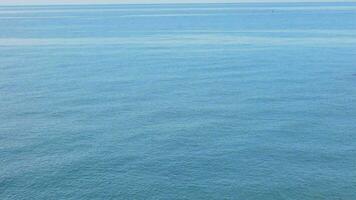 mer calme avec bleu vagues une ensoleillé journée video