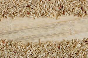 marrón arroz granos en madera superficie foto