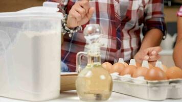 à le cuisine fille tamiser farine par une tamis dans lent mouvement video