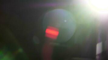 abstract dynamisch kleurrijk lens fakkels over- een zwart achtergrond in studio video