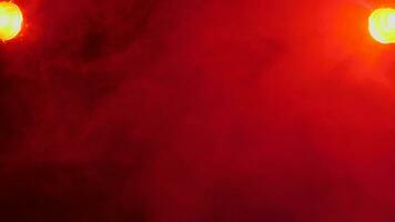 spridning abstrakt rök moln över röd lampor på en svart bakgrund video