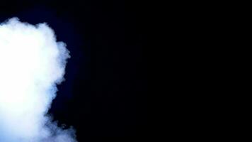 dicht und dynamisch Rauch Wolken Über ein schwarz Hintergrund im Studio. schleppend Bewegung Aufnahmen video