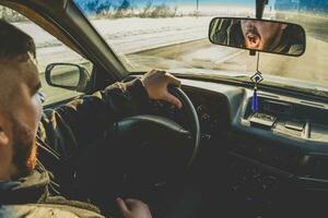 hombre cansado a Vamos y bostezos en el coche foto