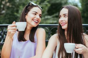 novias son sentado en café y Bebiendo té foto