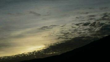 Dom apareció mediante el nubes en el montaña a amanecer. video