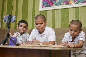 Niños estudiando juntos foto