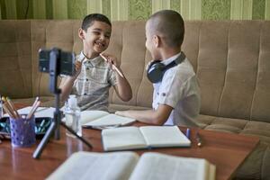 Niños estudiando juntos foto